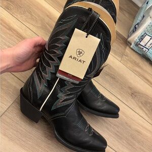 Women’s Ariat Autry boots
Size 7